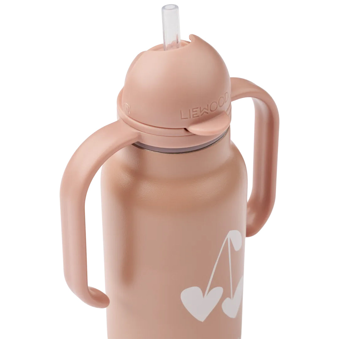 Detail van de Liewood roze RVS thermosfles voor baby's met handvatten, een uitgeschoven rietje en een wit harten-kersenpatroon.