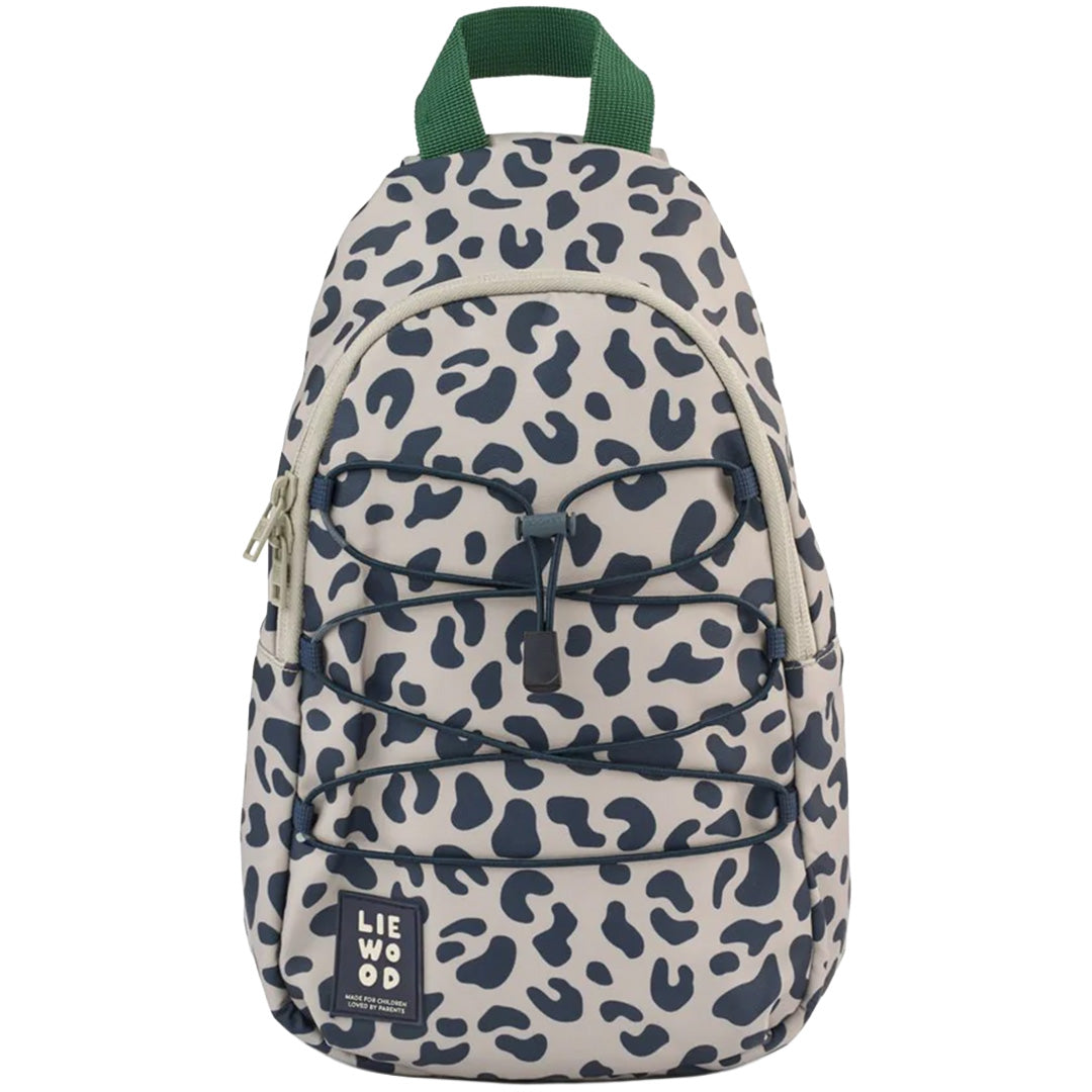 Liewood schouderrugtas met beige en donkergrijs luipaardprint, groene handgreep en elastische veters aan de voorkant.