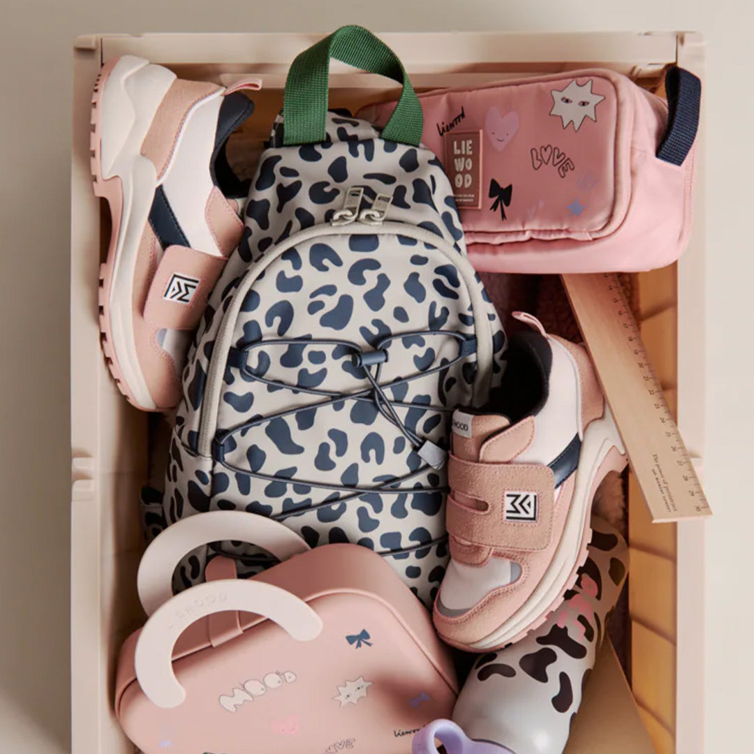 Liewood schouderrugtas met luipaardprint in een krat met bijpassende schoenen en accessoires.