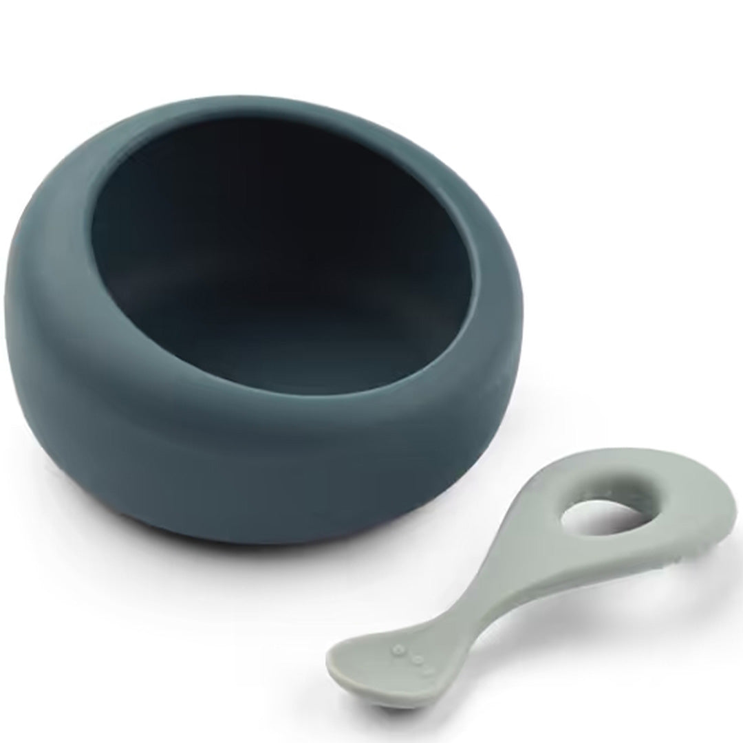 Liewood siliconen kinderkom in whale blue met bijpassende dove blue lepel.