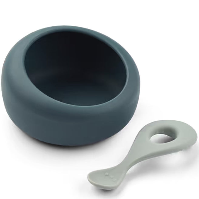 Liewood siliconen kinderkom in whale blue met bijpassende dove blue lepel.