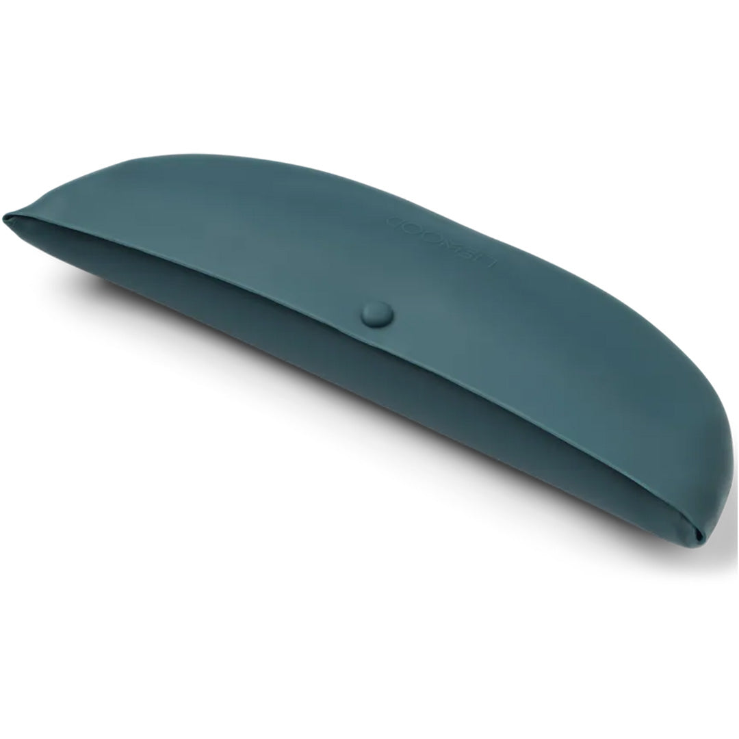 Een opgevouwen blauw Liewood siliconen slabbetje, klaar om mee te nemen.