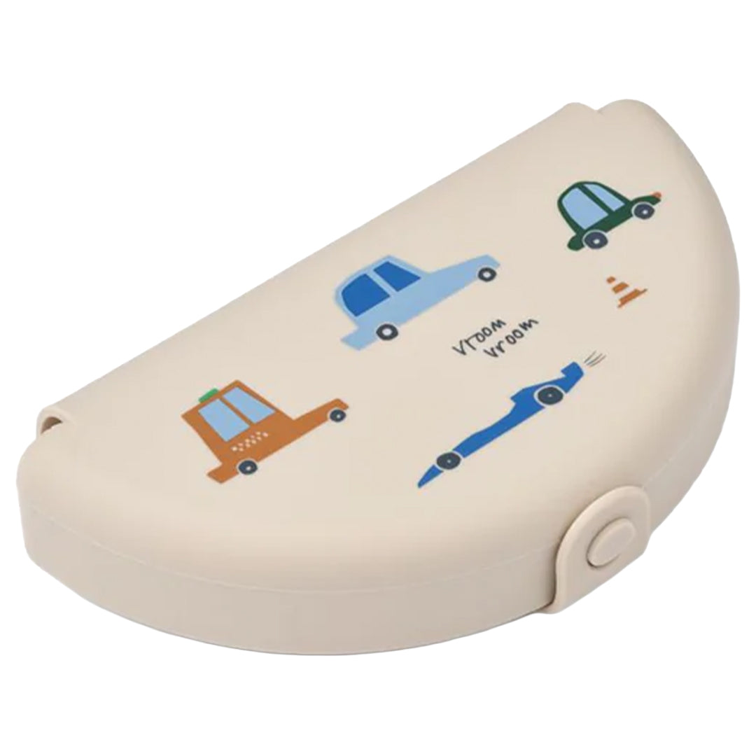 Liewood siliconen snackdoos voor kinderen met auto's en 'VROOM VROOM' op de beige deksel.