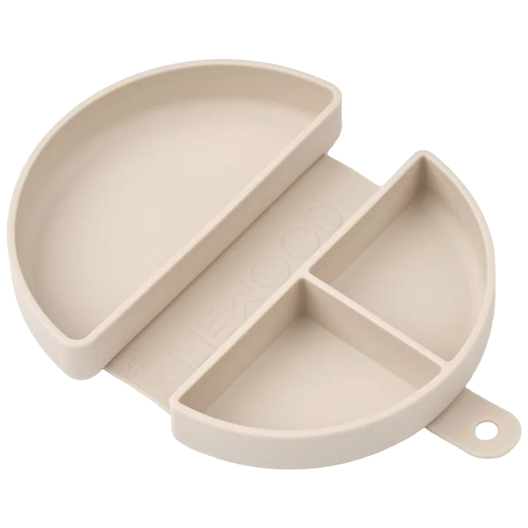 Open Liewood siliconen snackdoos voor kinderen met drie beige compartimenten.