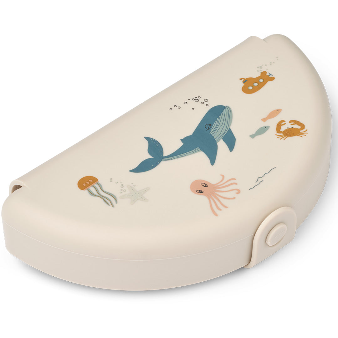 Liewood siliconen snackdoos met zeedierenprint, gesloten en beige van kleur.