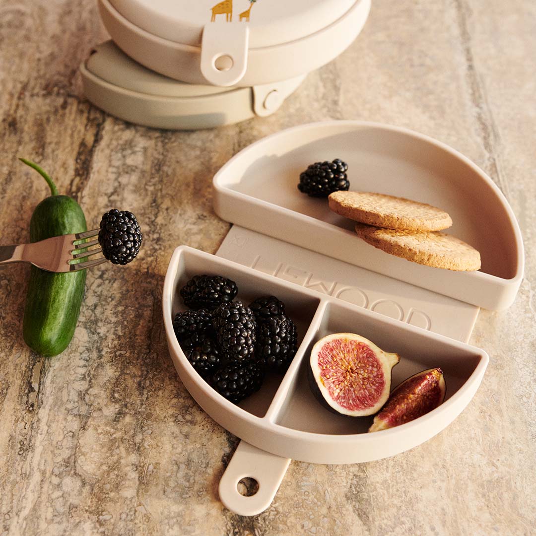 Liewood siliconen snackdoos open met fruit en koekjes, klaar voor gebruik.
