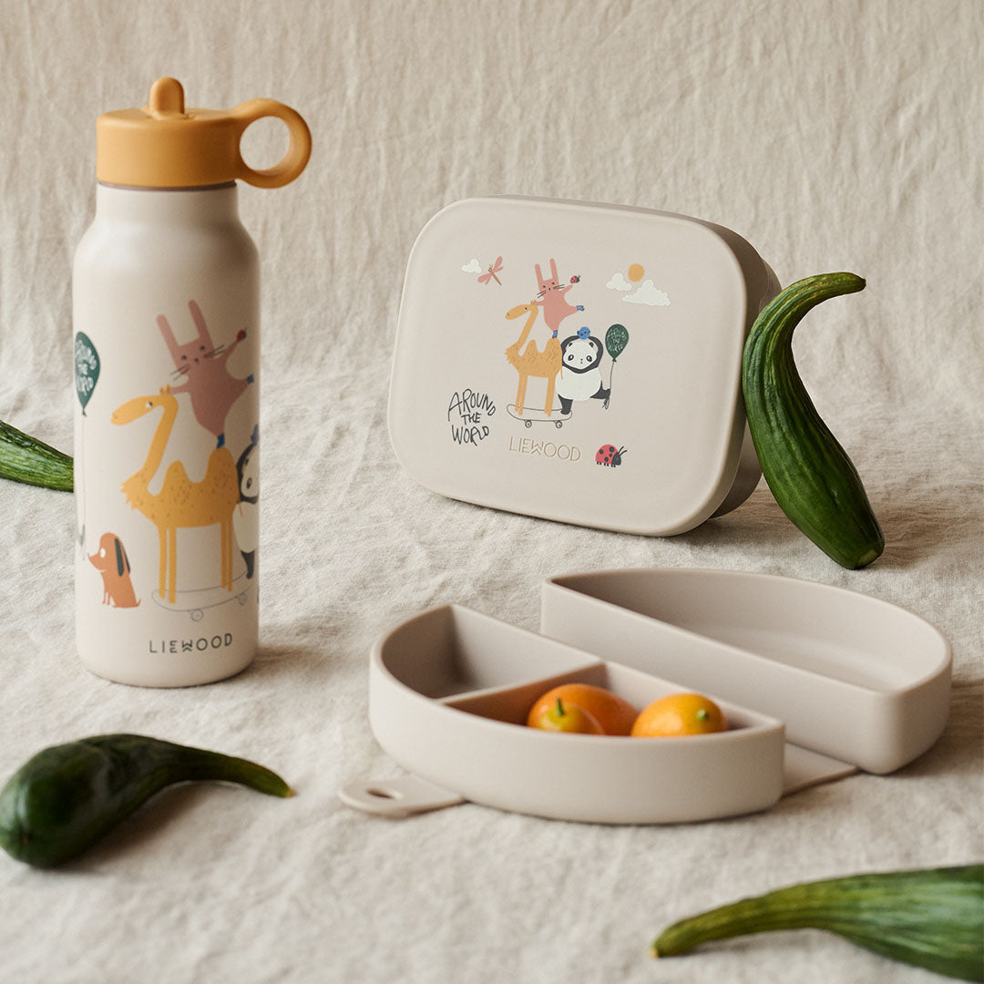 Liewood lunchset met een beige snackdoos met dierenprint en een bijpassende waterfles, en een open beige snackdoos op de voorgrond.