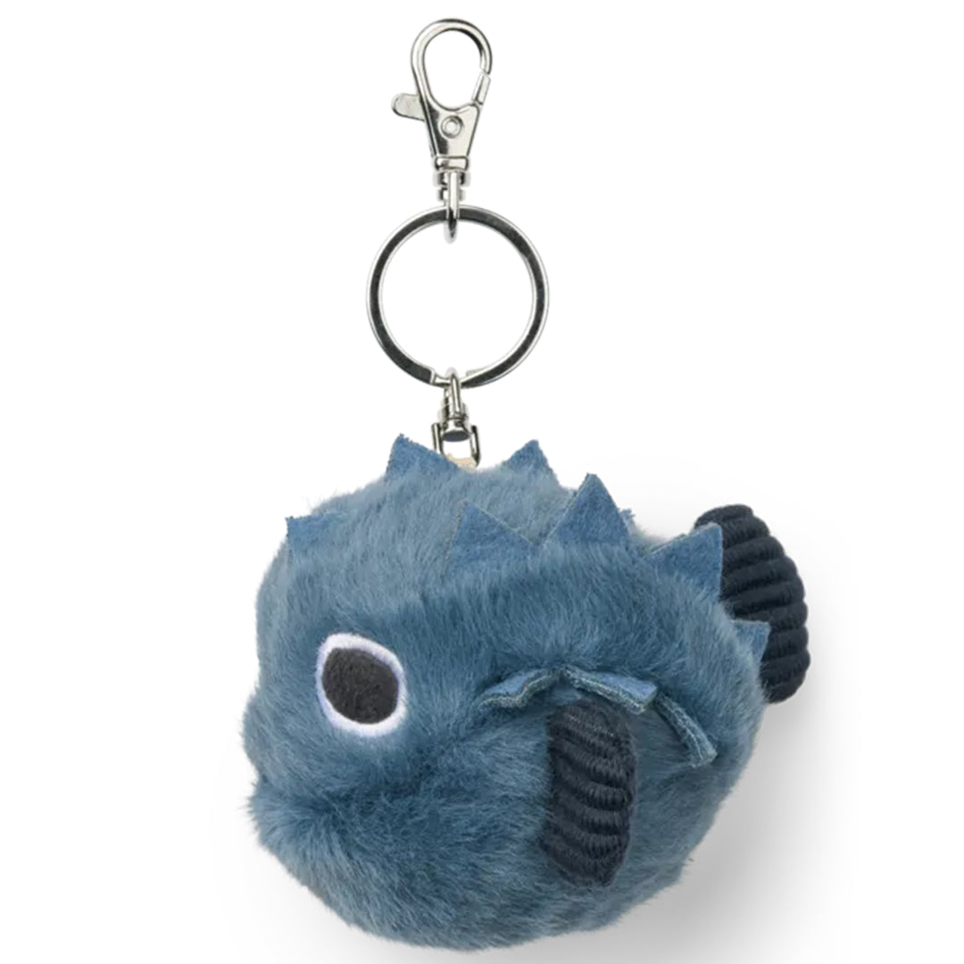 Liewood pluche blauwe kogelvis sleutelhanger met zilverkleurige ring en karabijnhaak.