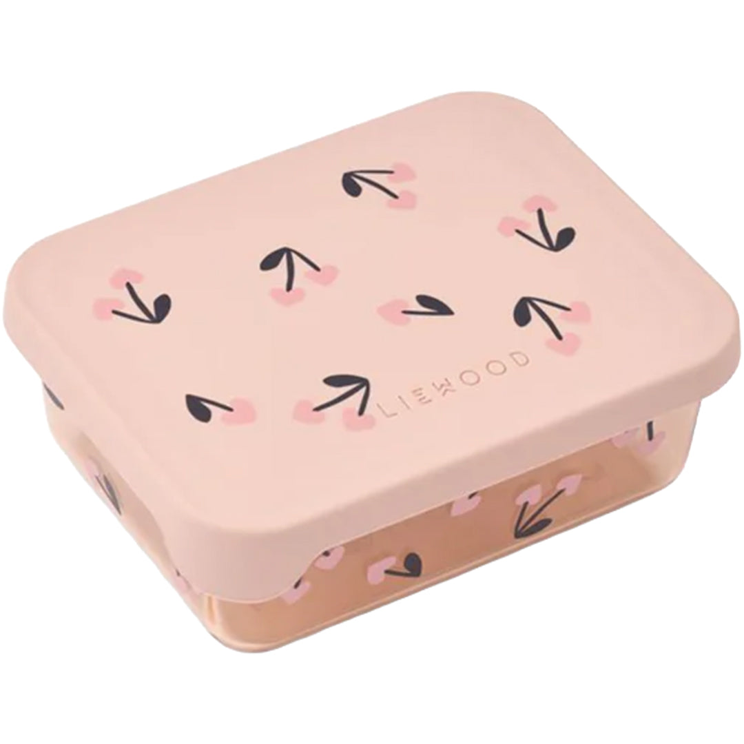 Liewood snackdoosje Ako met roze deksel en kersenpatroon.