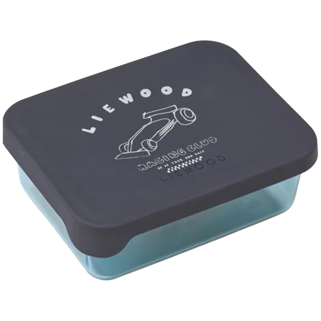 Liewood snackdoosje met donkerblauw deksel met raceauto-opdruk en lichtblauwe onderkant.