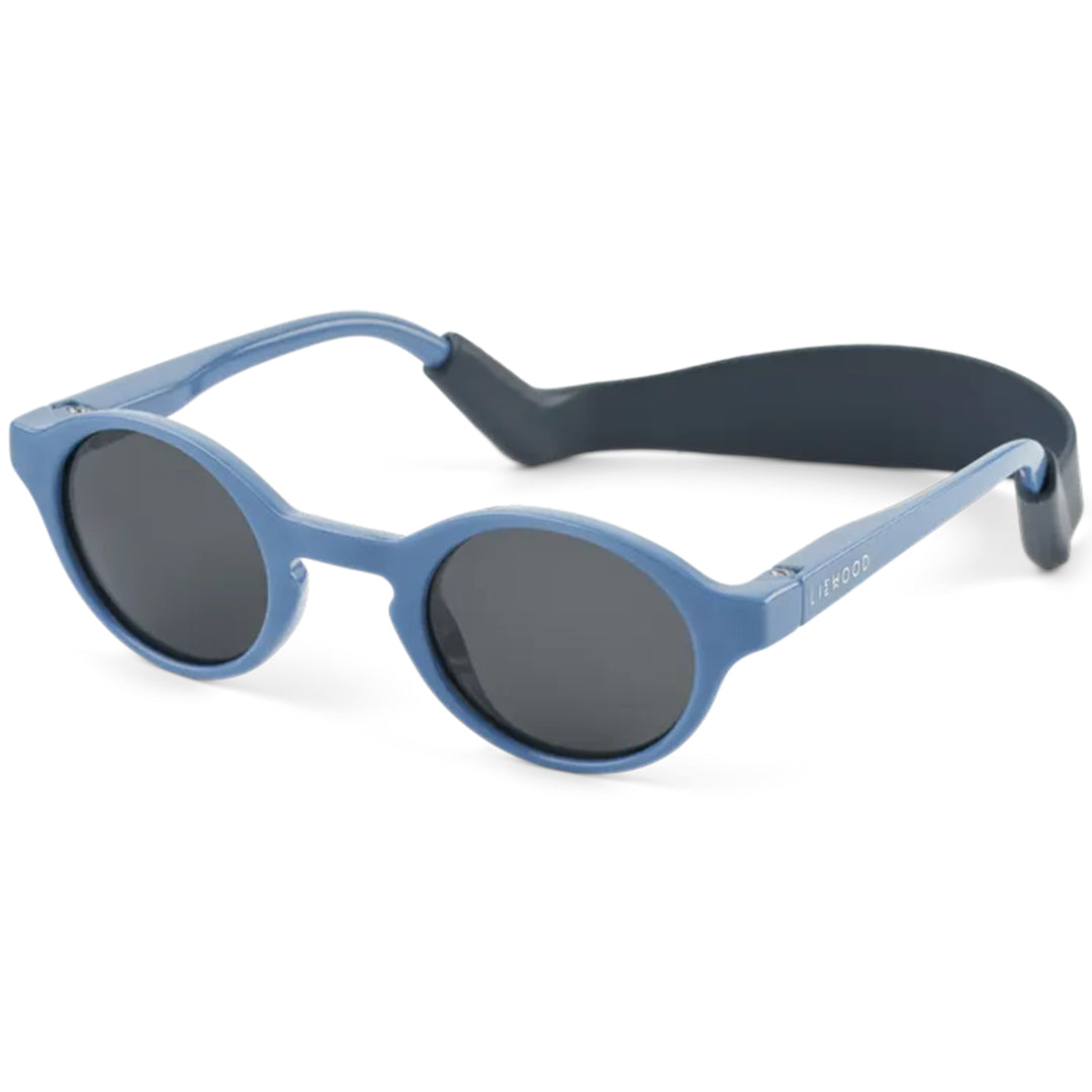 Liewood babyzonnebril met blauw montuur en donkerblauwe hoofdband.