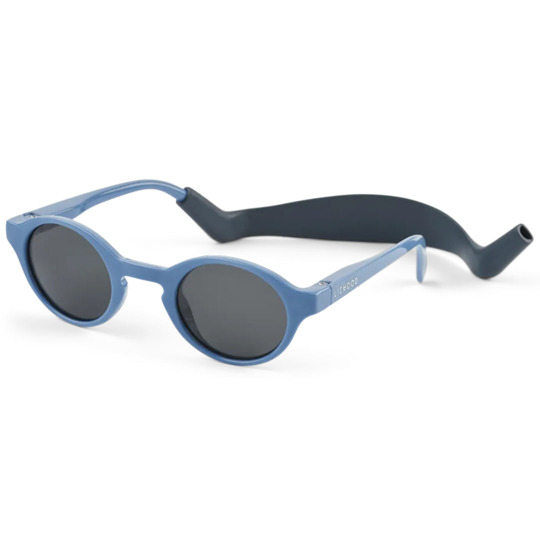 Liewood babyzonnebril met blauw montuur en donkerblauwe hoofdband, schuin van achteren.