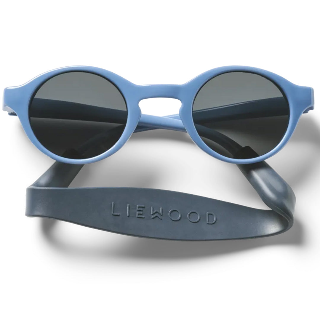 Liewood babyzonnebril met blauw montuur en donkerblauwe hoofdband, vooraanzicht.