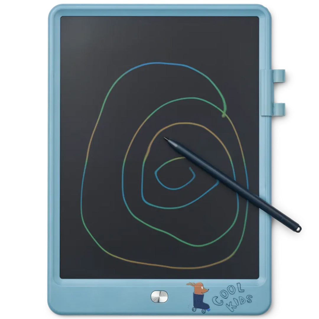 Liewood tekentablet in strandblauw met een stylus op het scherm dat kleurrijke, golvende lijnen toont.