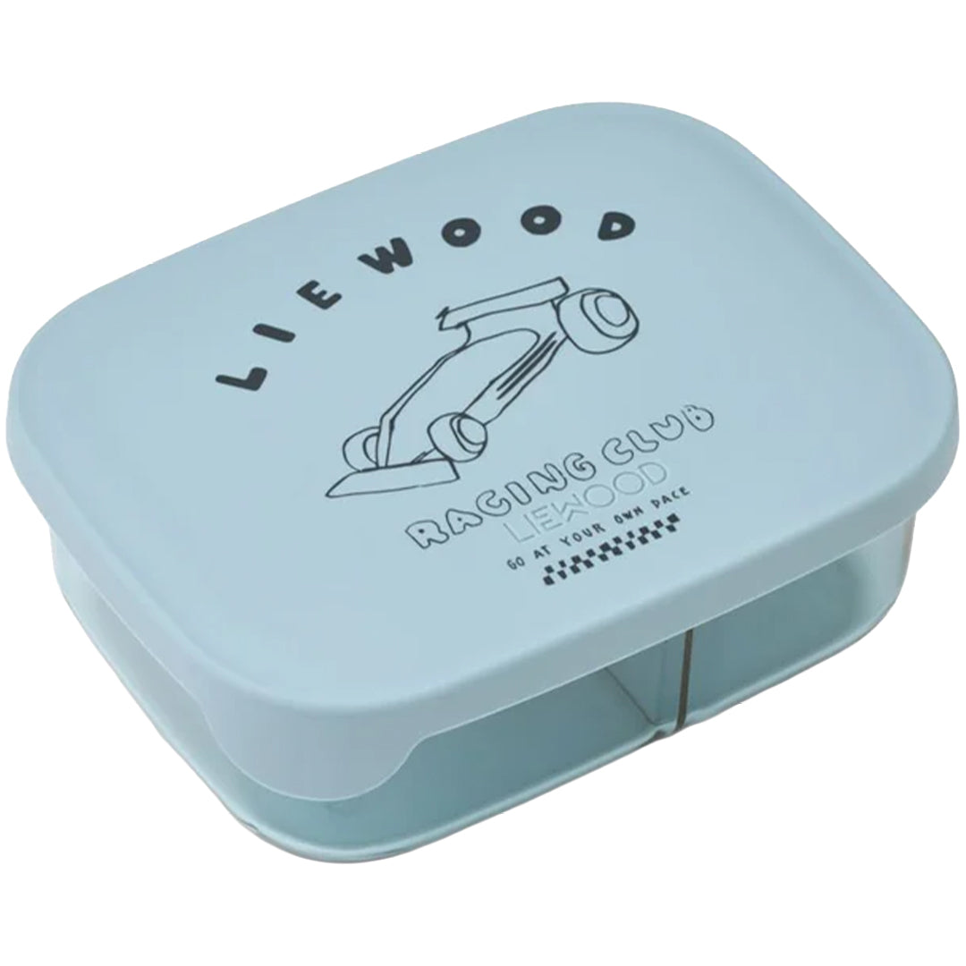 Liewood broodtrommel met lichtblauwe deksel en raceauto-opdruk.