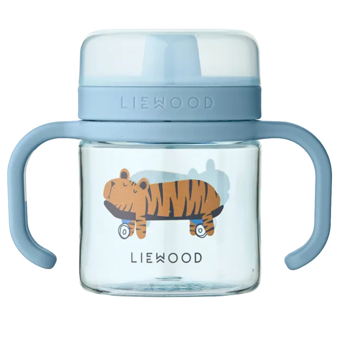 Liewood blauwe tuitbeker met handvatten en een tijger op skateboard illustratie.