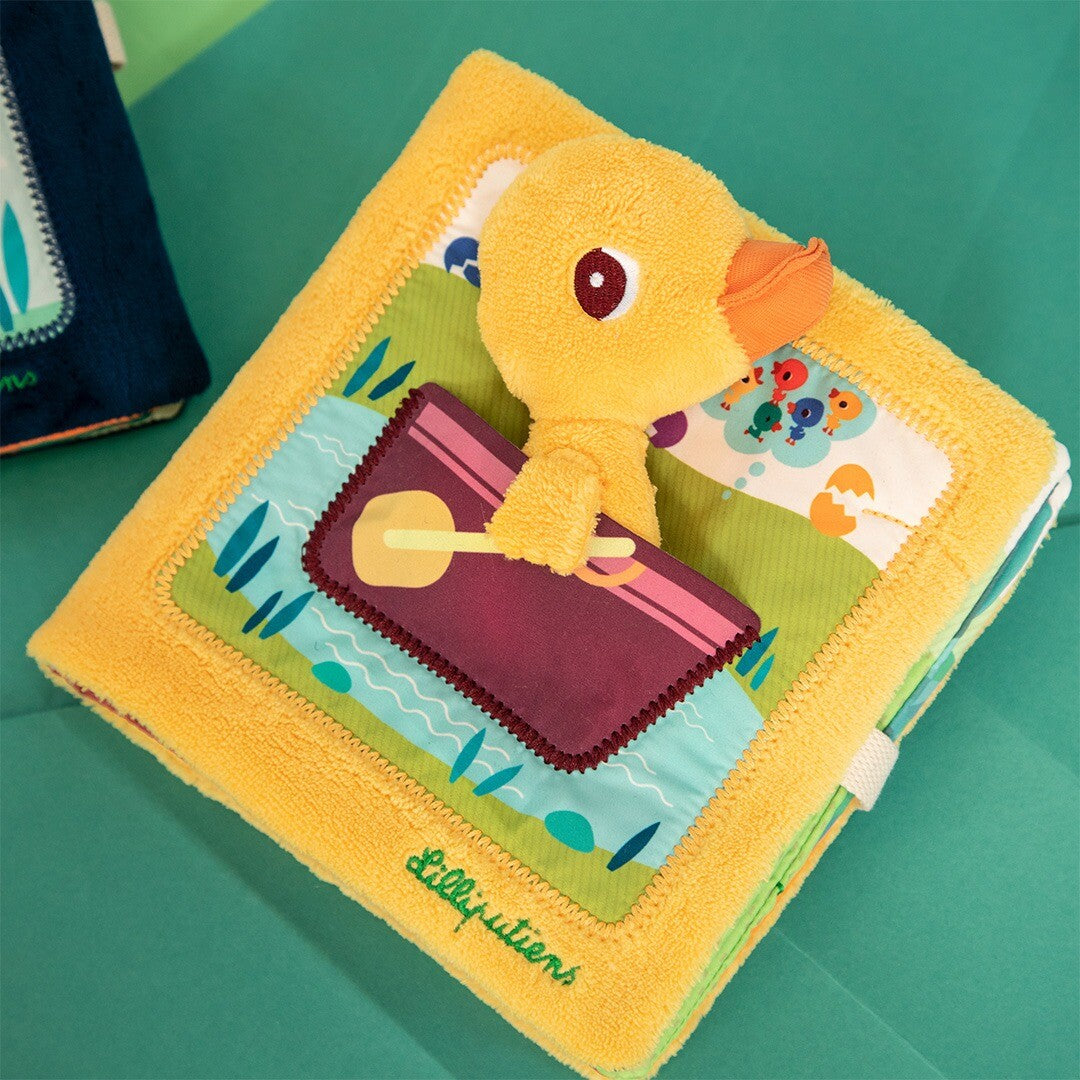 Lilliputiens activiteitenboek met een geel eendje in een bootje, schuin van bovenaf gefotografeerd.