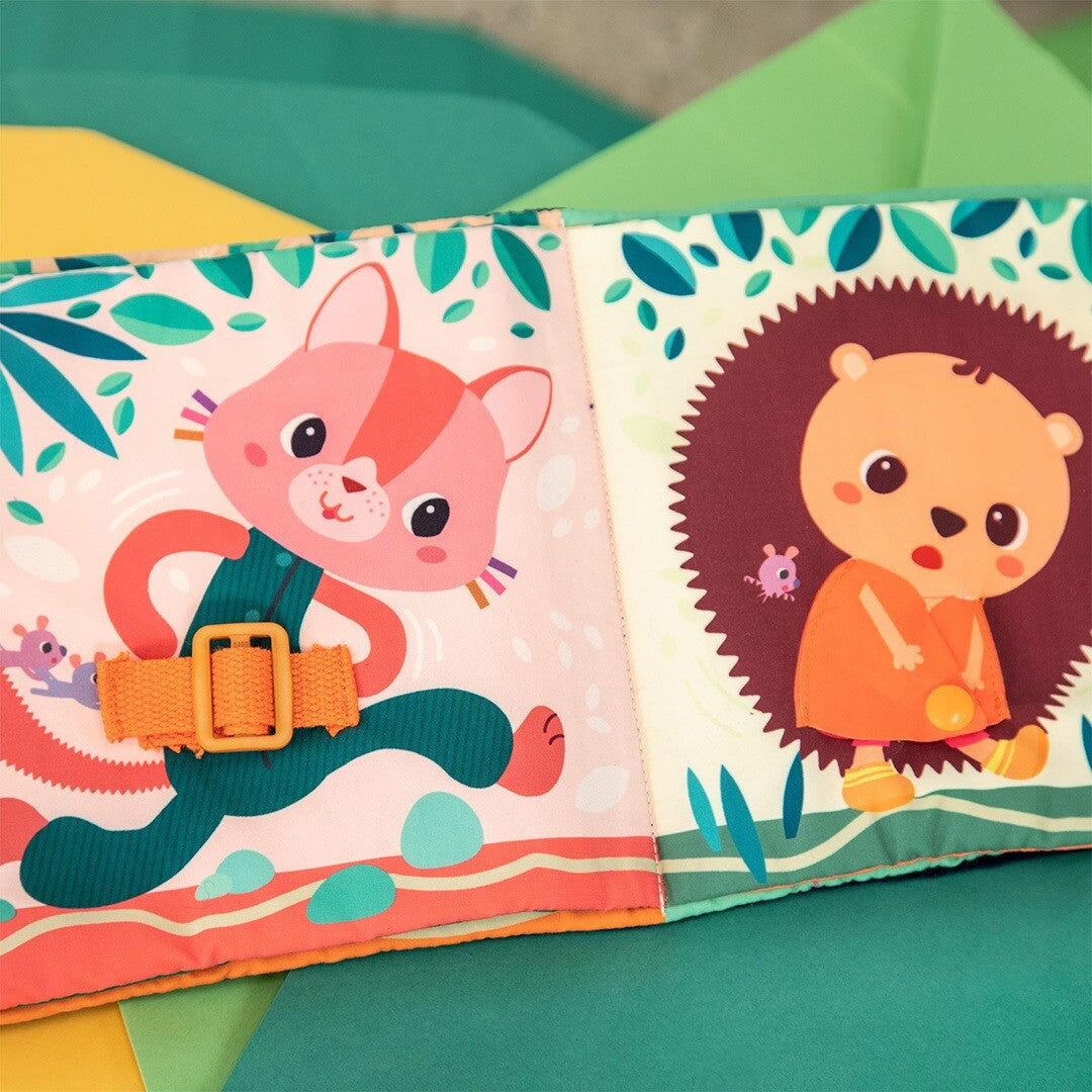 Een open pagina van het activiteitenboek met een roze kat met een oranje gesp en een bruine egel.