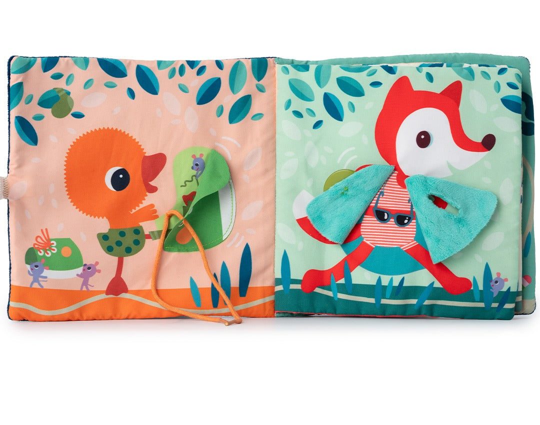 Een open spread van het activiteitenboek met een oranje eend met een flap en een rode vos met blauwe flappen.
