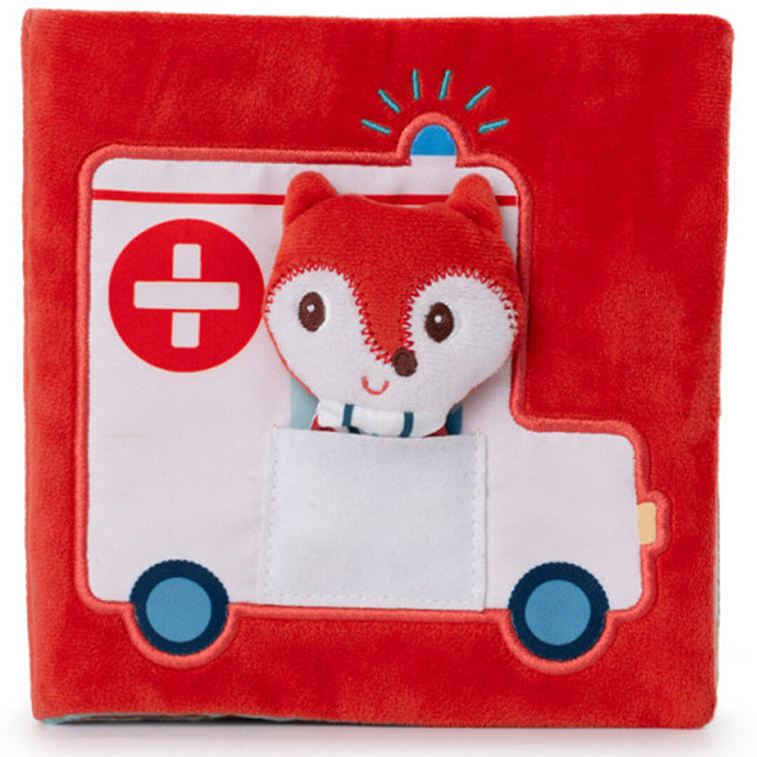 Lilliputiens rood stoffen activiteitenboek met een ambulance en het vos dokter vingerpopje dat uit het raam kijkt.