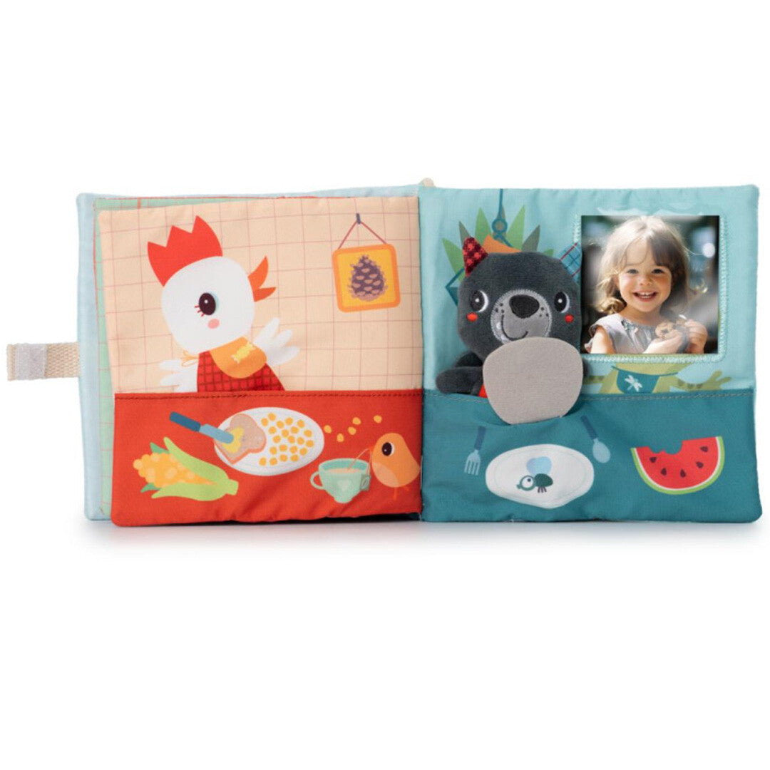 Lilliputiens babyspeelgoed activiteitenboek open met een wolf vingerpopje, een kip en een fotolijstje.