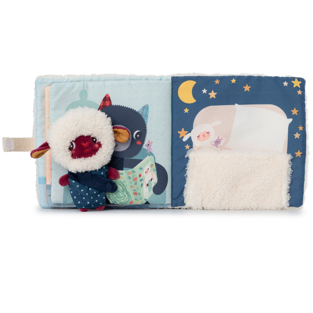 Lilliputiens babyspeelgoed activiteitenboek open met schaap Yvon voor een bed en een wolf die leest.