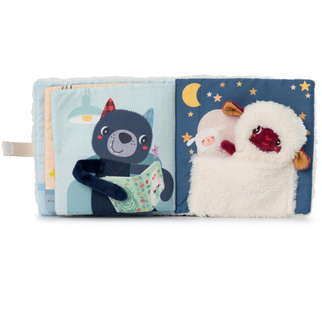 Lilliputiens babyspeelgoed activiteitenboek open met schaap Yvon in een bed en een wolf die leest.