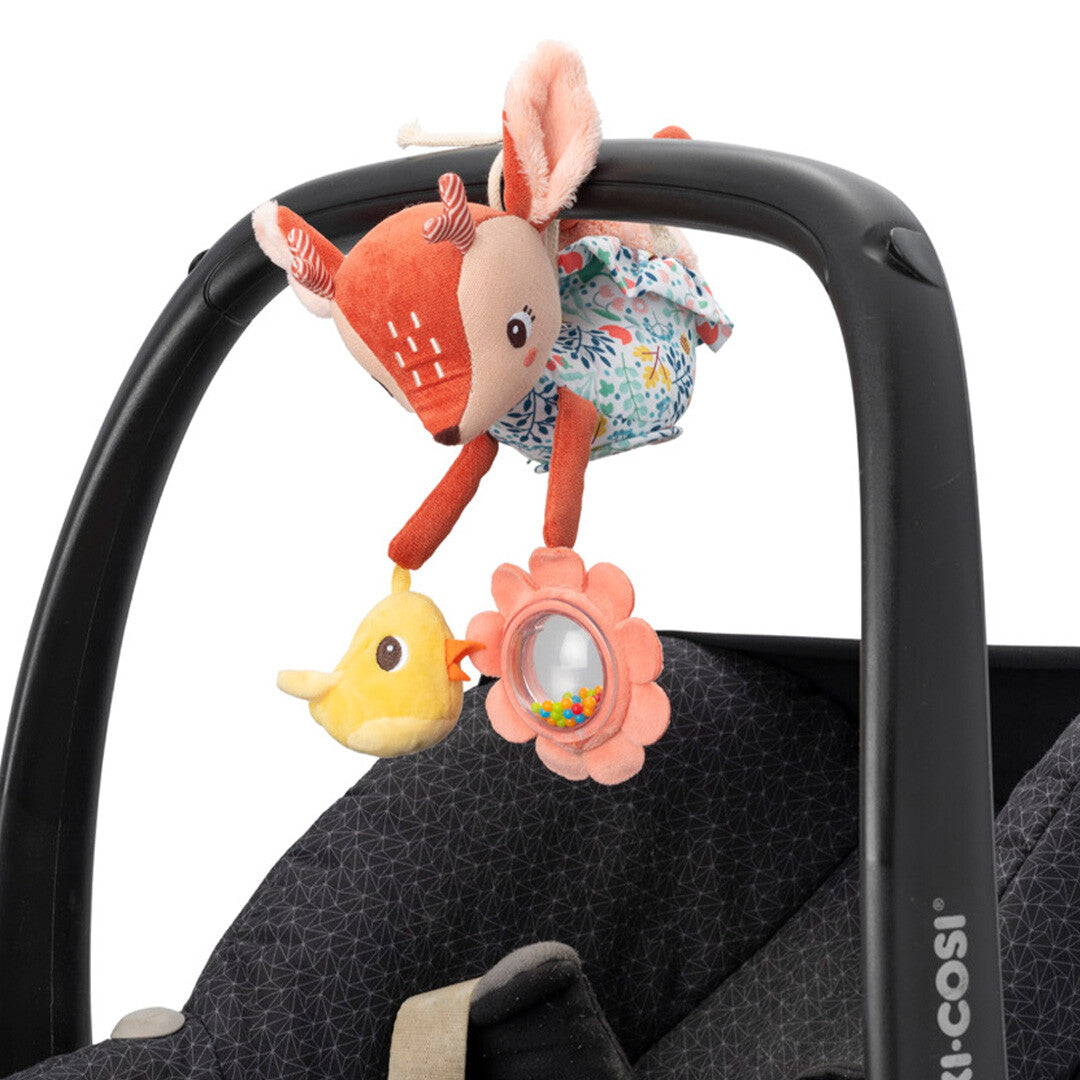 Lilliputiens activiteitenhanger Stella met hert, vogel en bloem rammelaar bevestigd aan een autostoel.