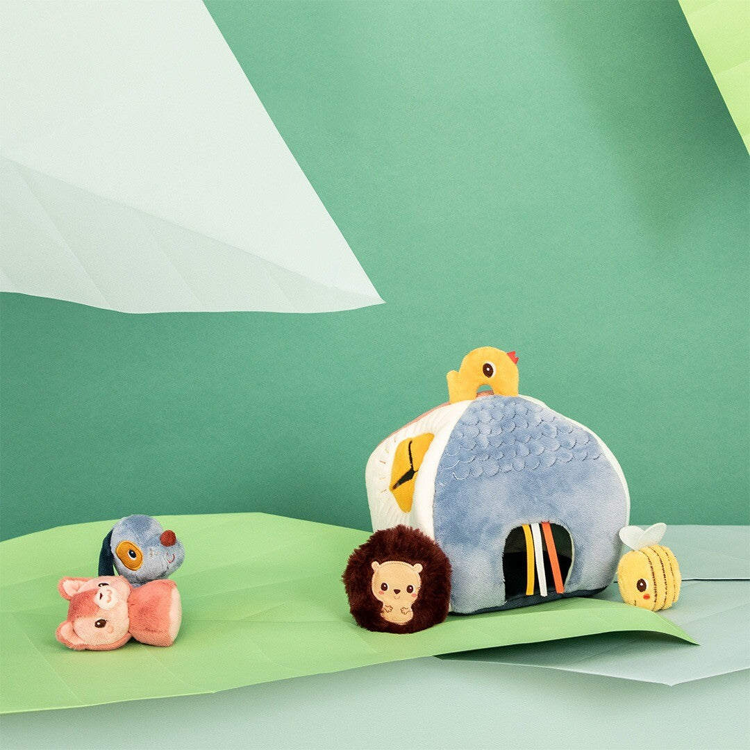 Het Lilliputiens activiteitenhuis Jules met alle vier de zachte dierenfiguren, waaronder een hond, vos, egel en bij.
