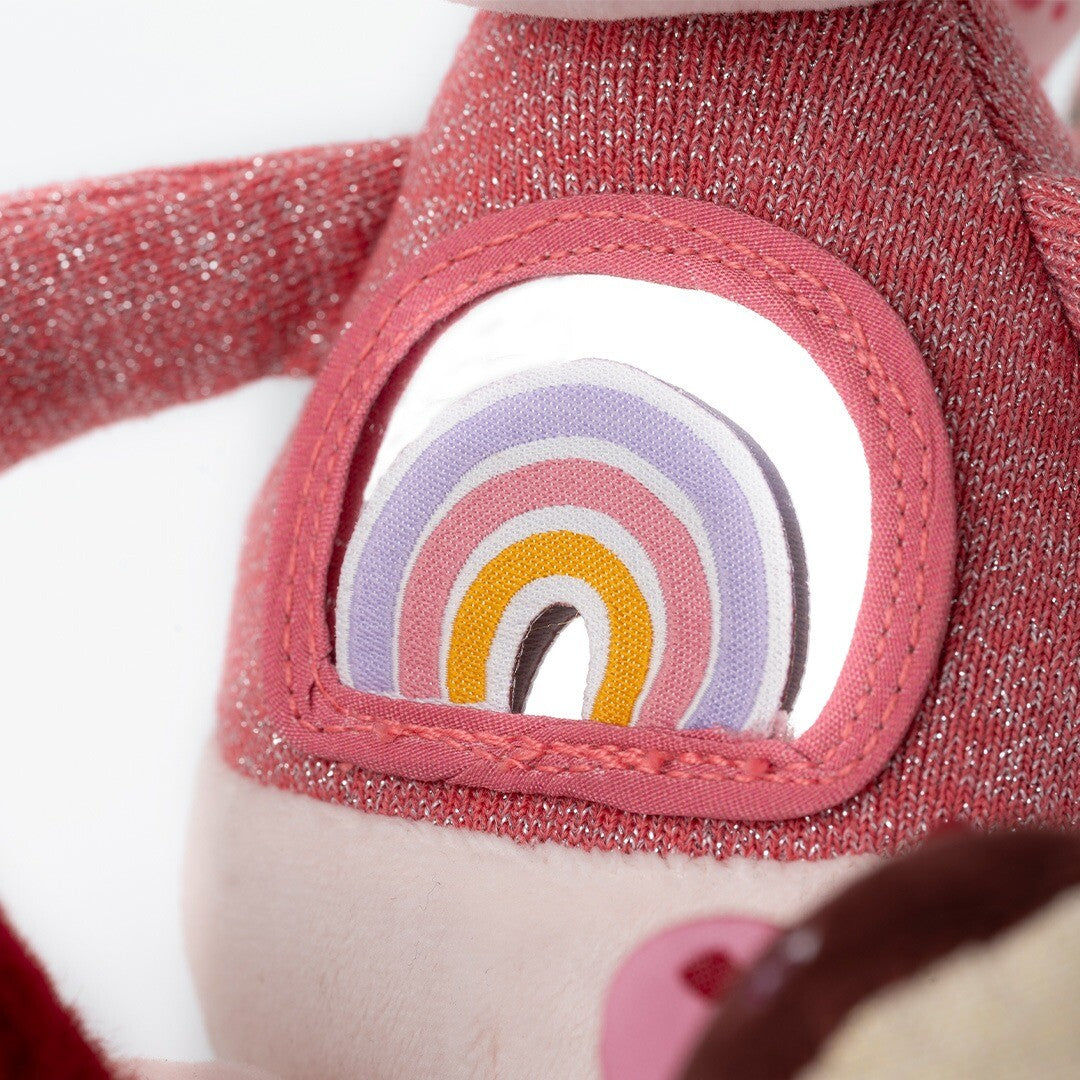 Detail van de activiteitenknuffel eenhoorn met een spiegel en regenboog op de buik.