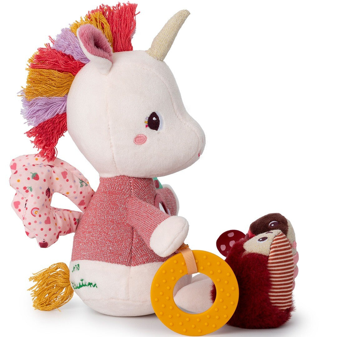 Lilliputiens activiteitenknuffel eenhoorn Lena van de zijkant, met roze vleugels en een gele bijtring.