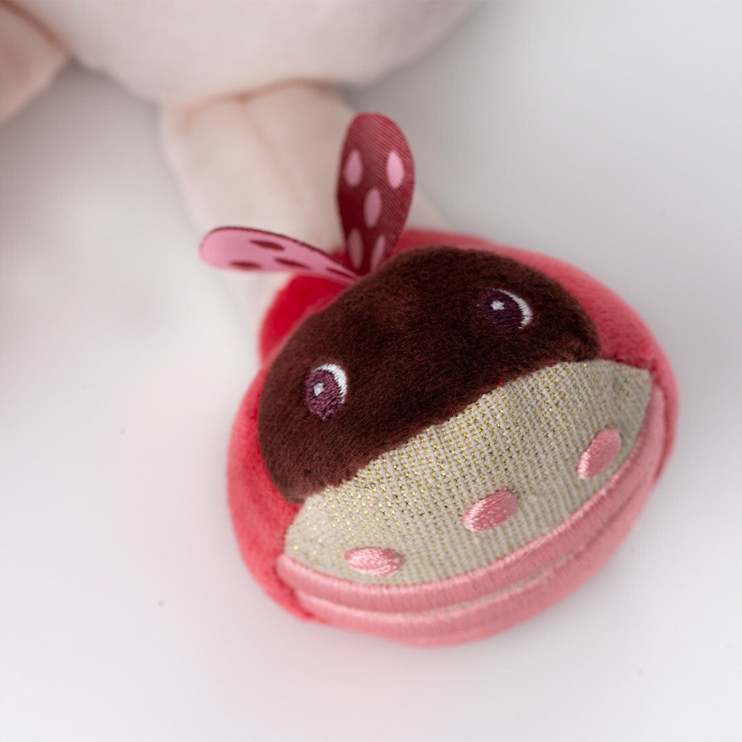 Detail van de activiteitenknuffel eenhoorn met een roze en bruin lieveheersbeestje als voet.