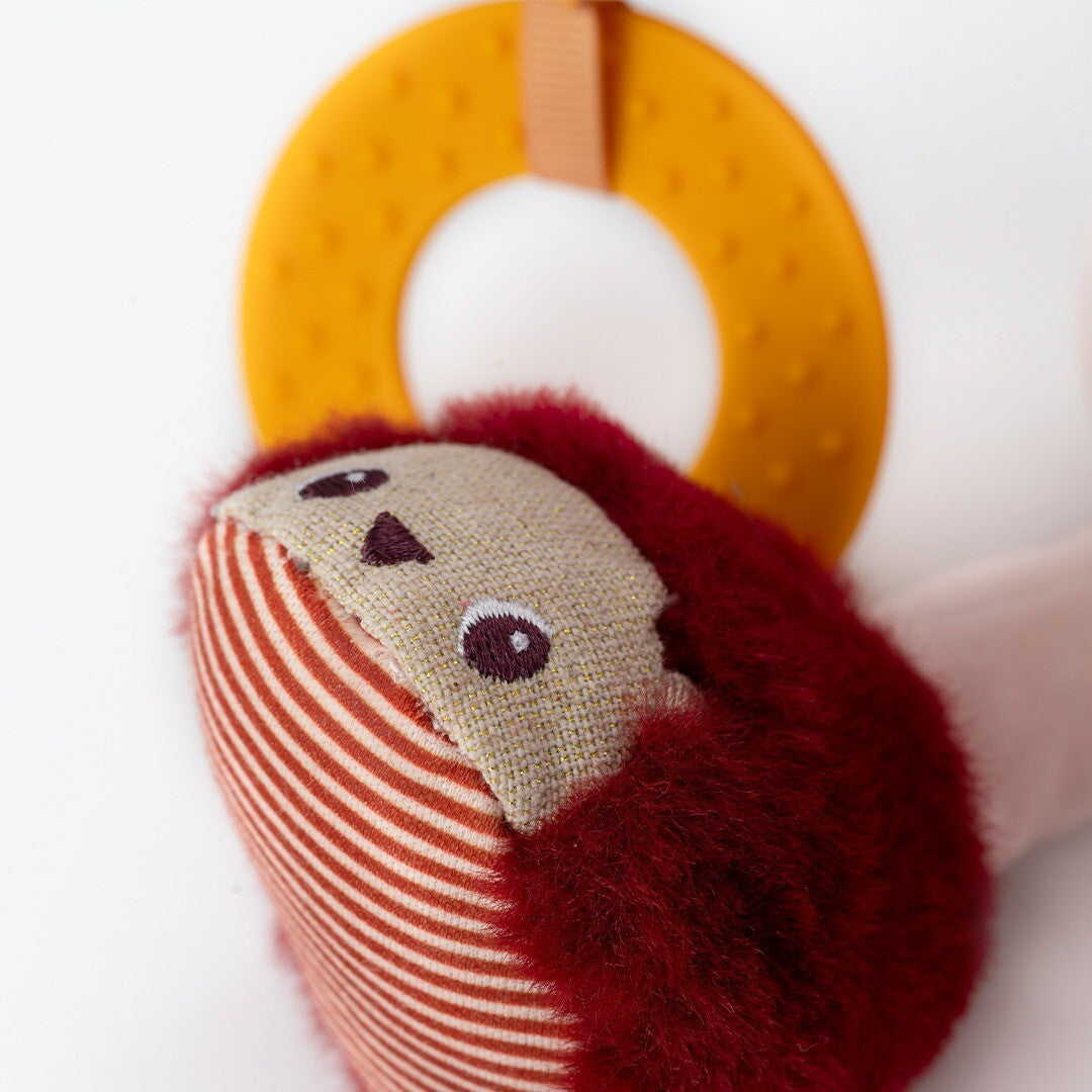 Detail van de activiteitenknuffel eenhoorn met een gestreepte, rood-bruine voet.