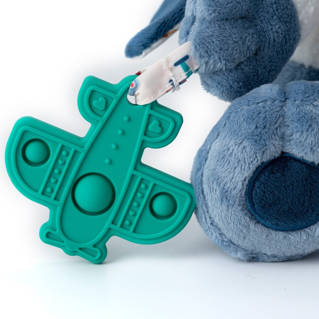 Detail van het groene vliegtuig bijtspeeltje dat de Lilliputiens activiteitenknuffel vasthoudt.