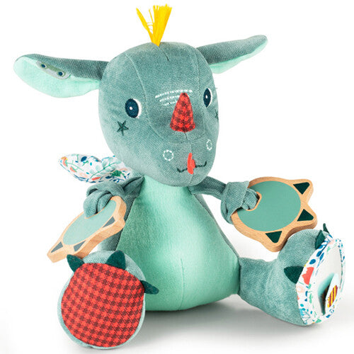 Lilliputiens groene activiteitenknuffel Joe, een fantasiedier met houten ringen en geruite voeten.
