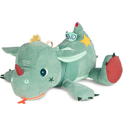 Lilliputiens groene activiteitenknuffel in de vorm van een draak of dinosaurus met een uiltje op zijn rug.