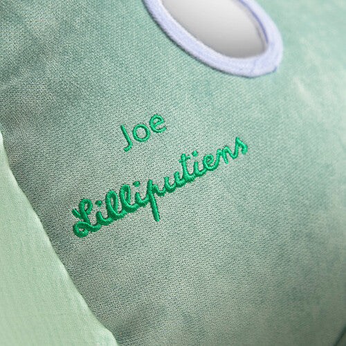 Close-up van de geborduurde naam "Joe Lilliputiens" in groen op de groene activiteitenknuffel.