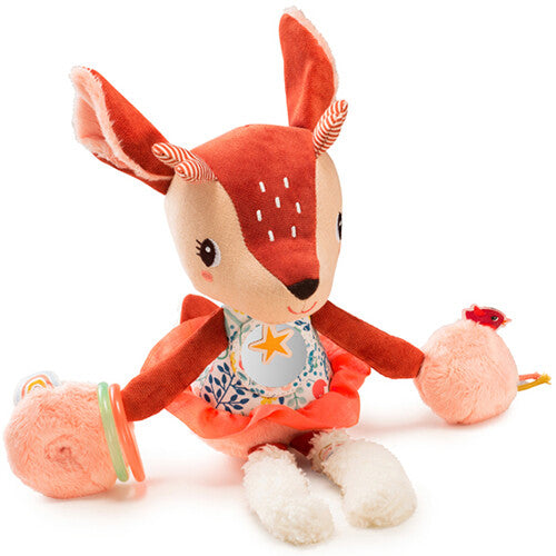 Lilliputiens activiteitenknuffel Stella, een bruin hertje met bloemenjurk en rammelaars, zittend.