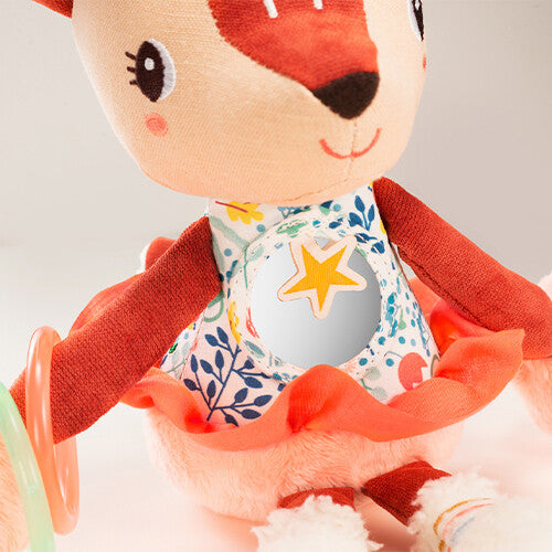 Detail van de buik van Lilliputiens activiteitenknuffel Stella met bloemenjurk en stervormige spiegel.
