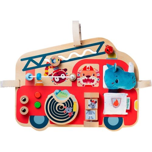 Lilliputiens houten activiteitenpaneel in de vorm van een rode brandweerwagen met diverse speelelementen.