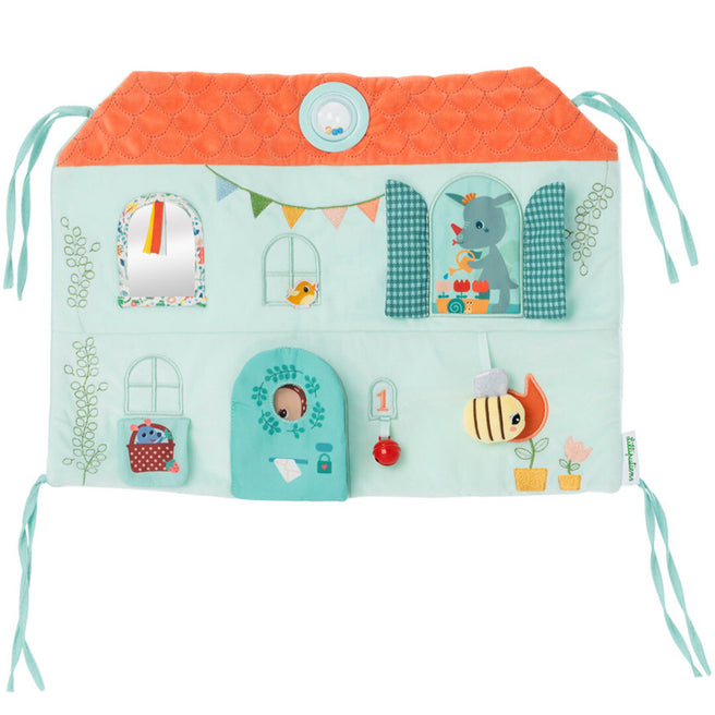 Lilliputiens activiteitenpaneel in de vorm van een huis met dierenfiguren en interactieve elementen.