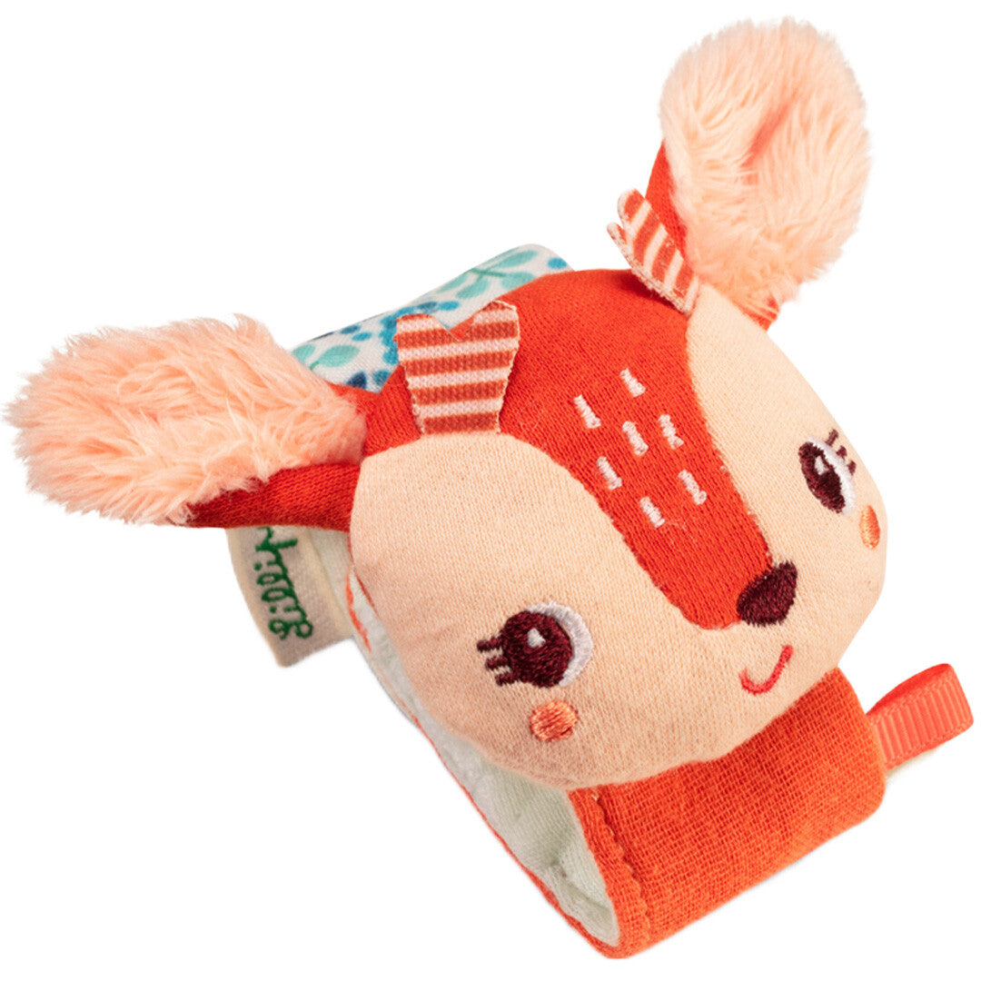 LILLIPUTIENS baby armbandrammelaar in de vorm van een oranje hertje, schuin gefotografeerd.