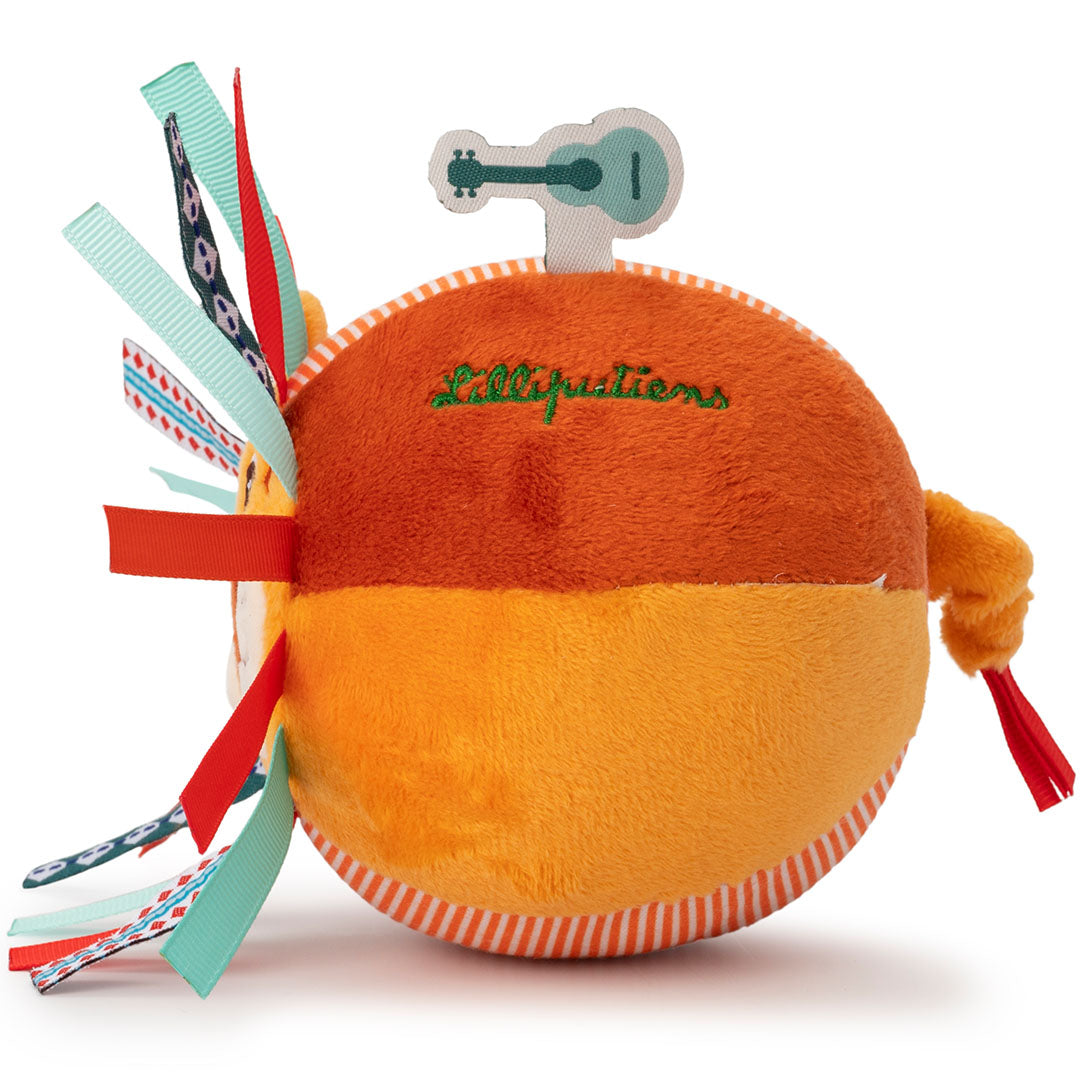 Achterkant van de Lilliputiens babyspeelgoed bal met geborduurd logo en een label met gitaar.