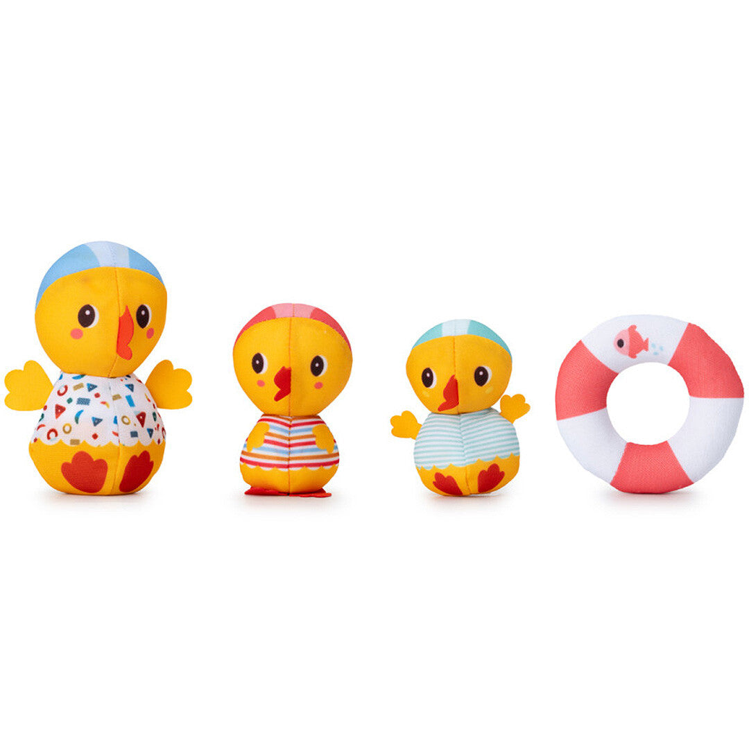 Drie Lilliputiens badeendjes en een reddingsboei op een witte achtergrond.