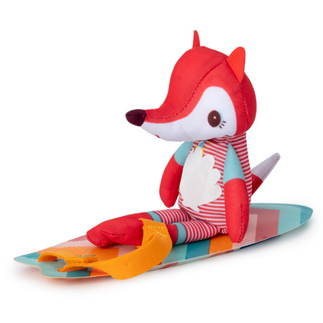 De rode vossenpop van Lilliputiens zit op het gestreepte surfboard.