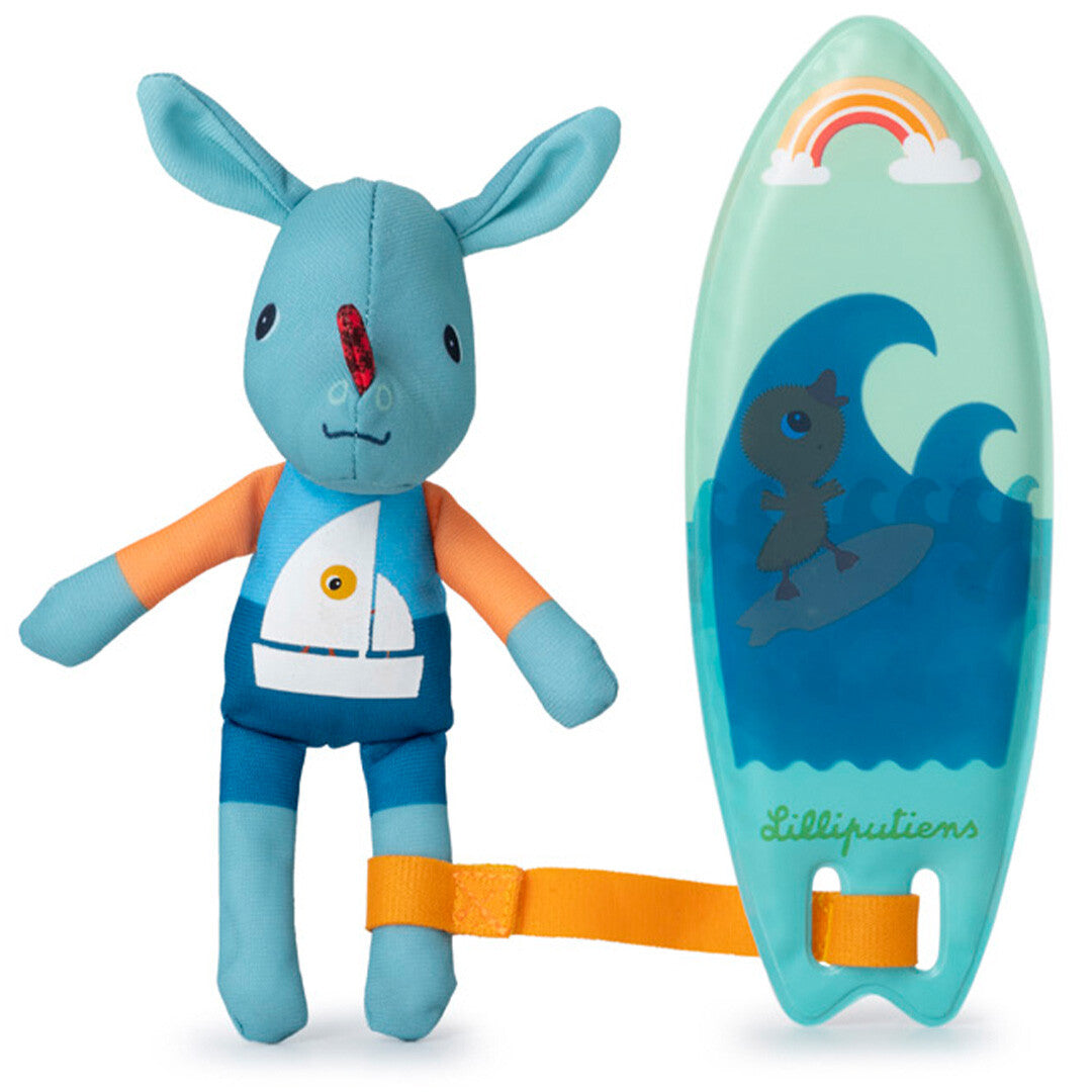 Lilliputiens badspeelgoed van Joe de neushoorn in zwemkleding naast een surfplank met regenboog en golven.