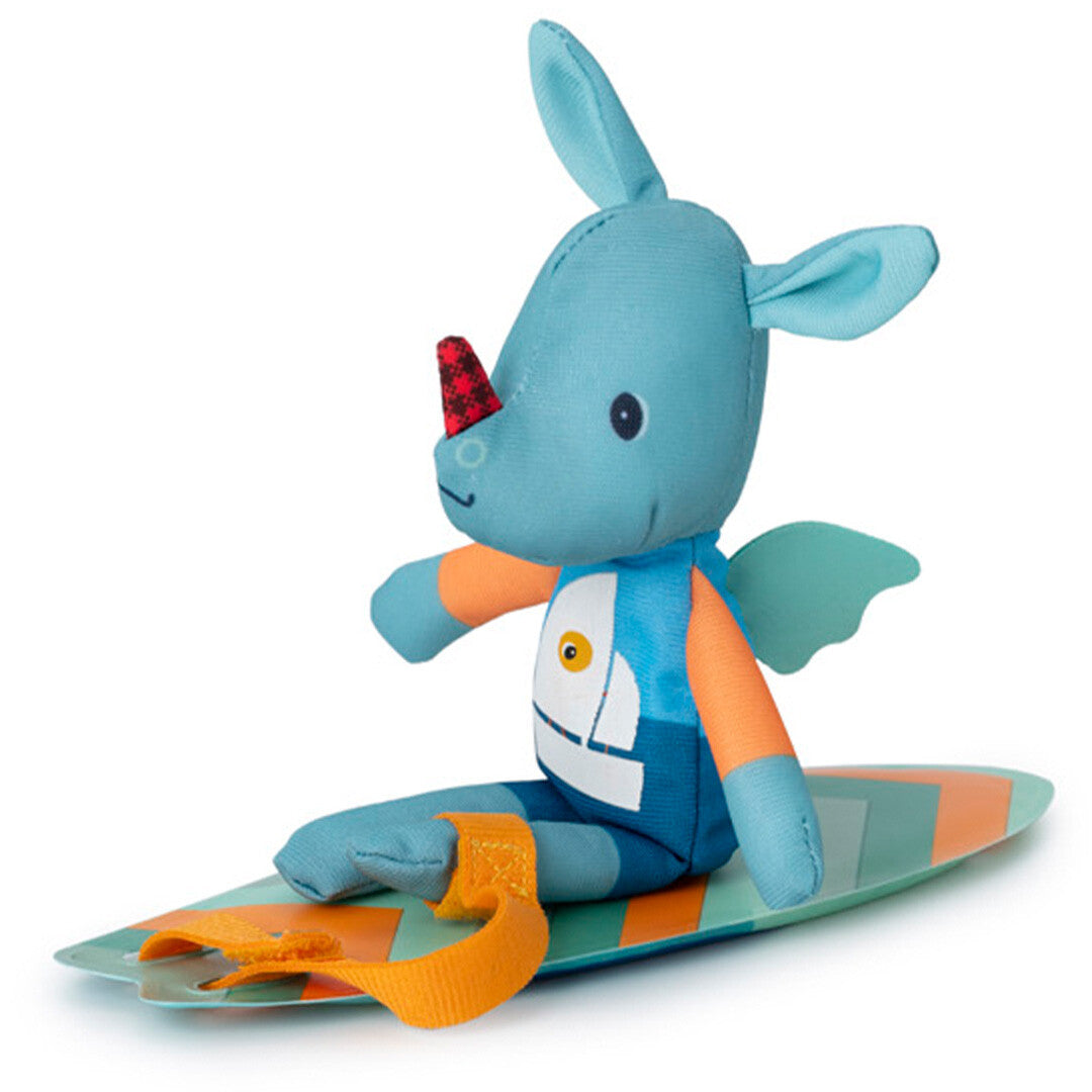 Lilliputiens badspeelgoed van Joe de neushoorn met vleugels, zittend op de surfplank met chevronpatroon.