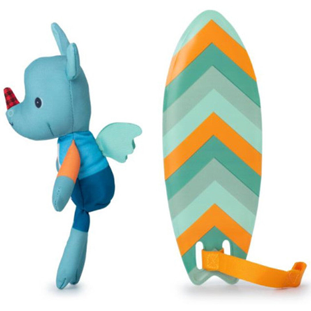 Lilliputiens badspeelgoed van Joe de neushoorn met vleugels naast de surfplank met oranje en groene chevronpatronen.