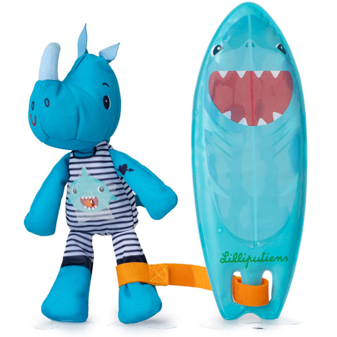 Lilliputiens badspeelgoed van een blauwe neushoorn knuffel met een haaien-surfplank.