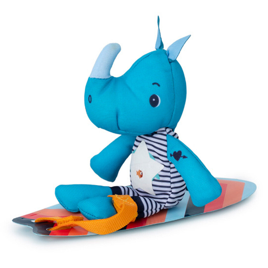 Blauwe neushoorn knuffel badspeelgoed zit op een kleurrijke surfplank.